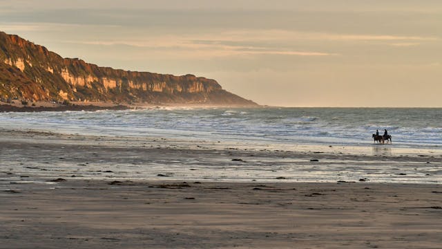 Recommandations de lieux où camper en Normandie, alliant charme rural et proximité avec les sites historiques et touristiques de la région.