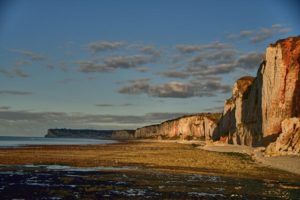 Emplacements de camping idéaux en Normandie, offrant des paysages verdoyants et un accès à la côte pour des vacances au grand air.